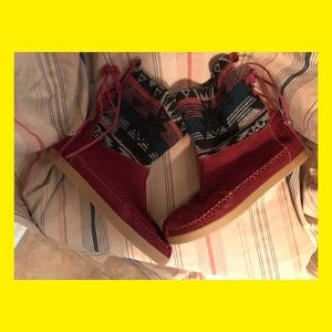 Burgundy suede-leather Toms moccasin winter boots.